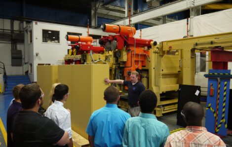 Alunos da Troy Riverfront P-TECH visitam a Simmons Machine Tool Corporation
